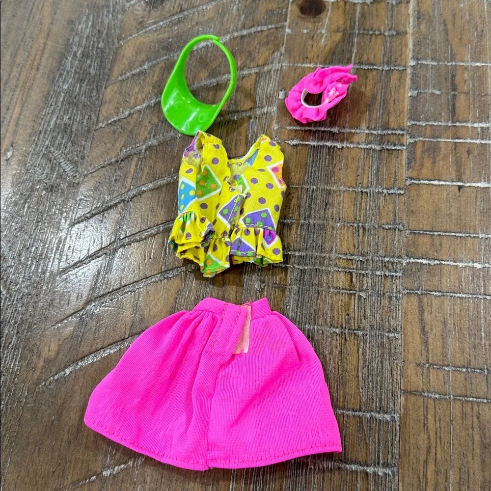Barbie wet n‎ wild #1088 Yellow and Pink Dress-Up Set